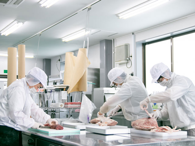 ともさんかく 自社工場 肉の加工