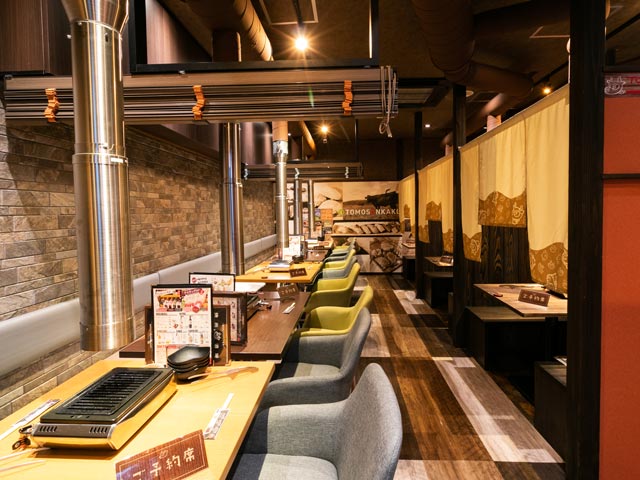 ともさんかく船橋店の店内